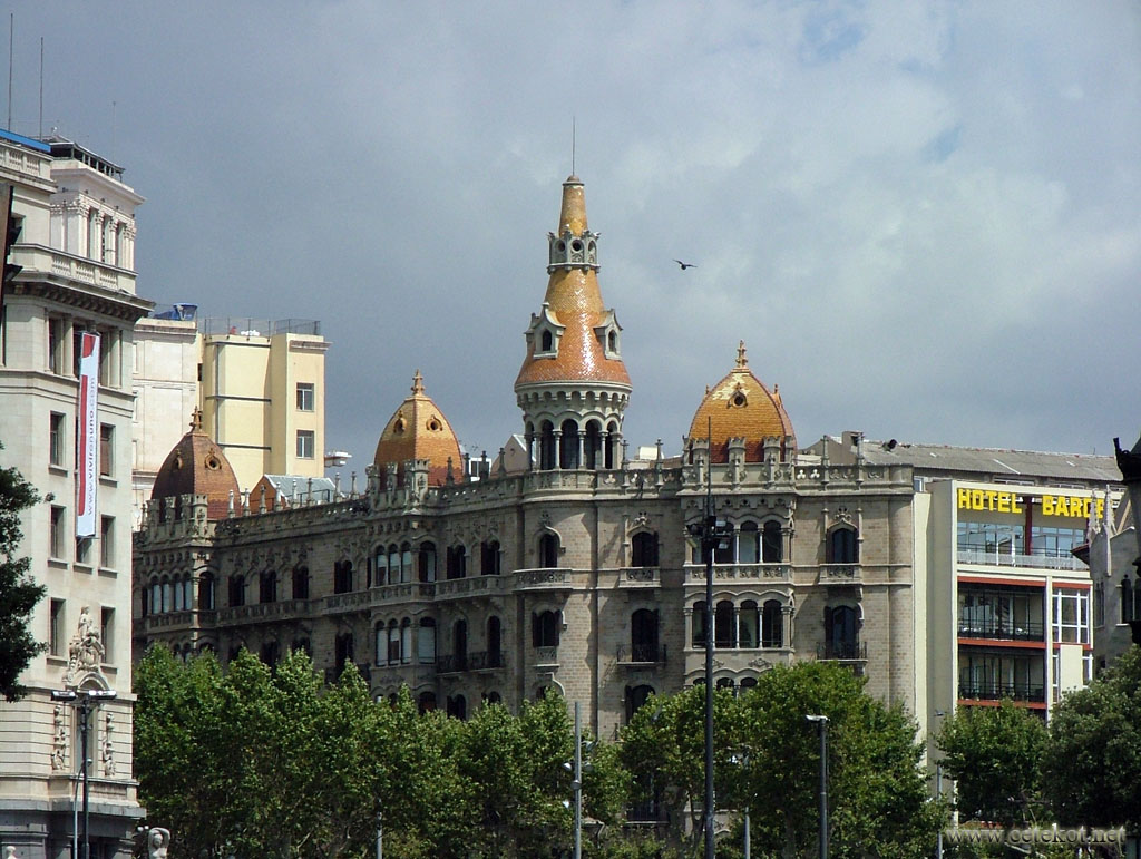 Барселона: явное влияние арабов на архитектуру.