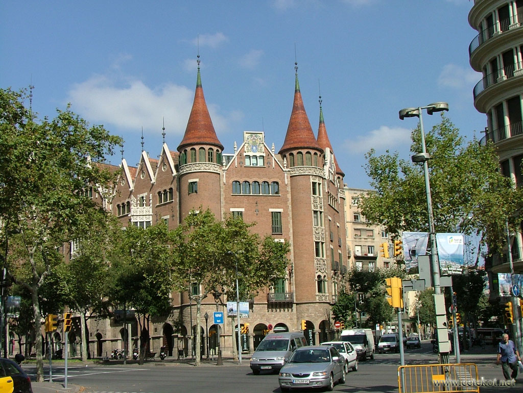 Барселона: то ли дом, то ли замок.