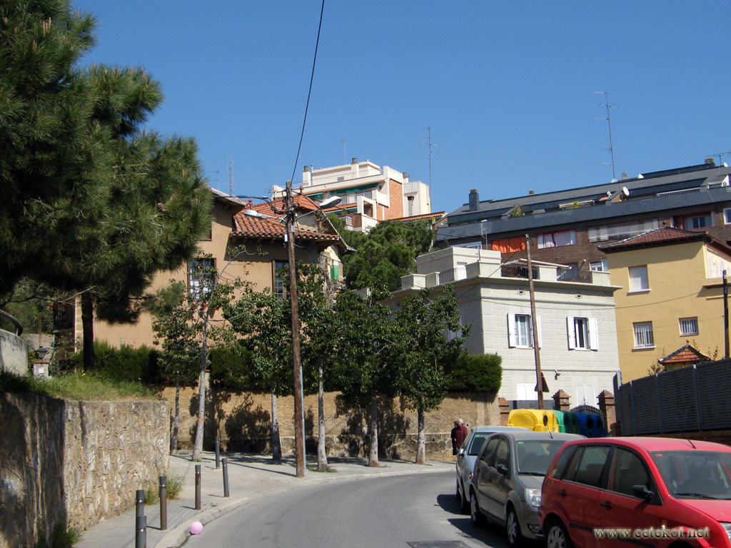 Barcelona: вверх по Carrer de Miquel deis Sants Oliver, двух похожих домов нет.