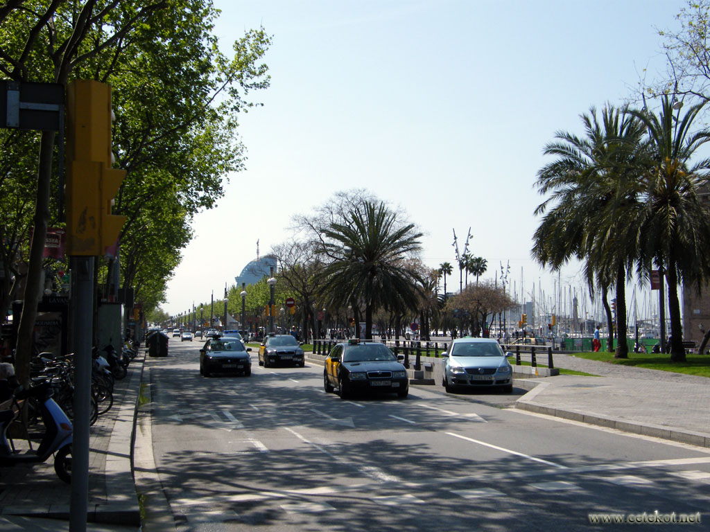 Барселона: Passeig de Joan de Borbo, дорога вдоль моря.