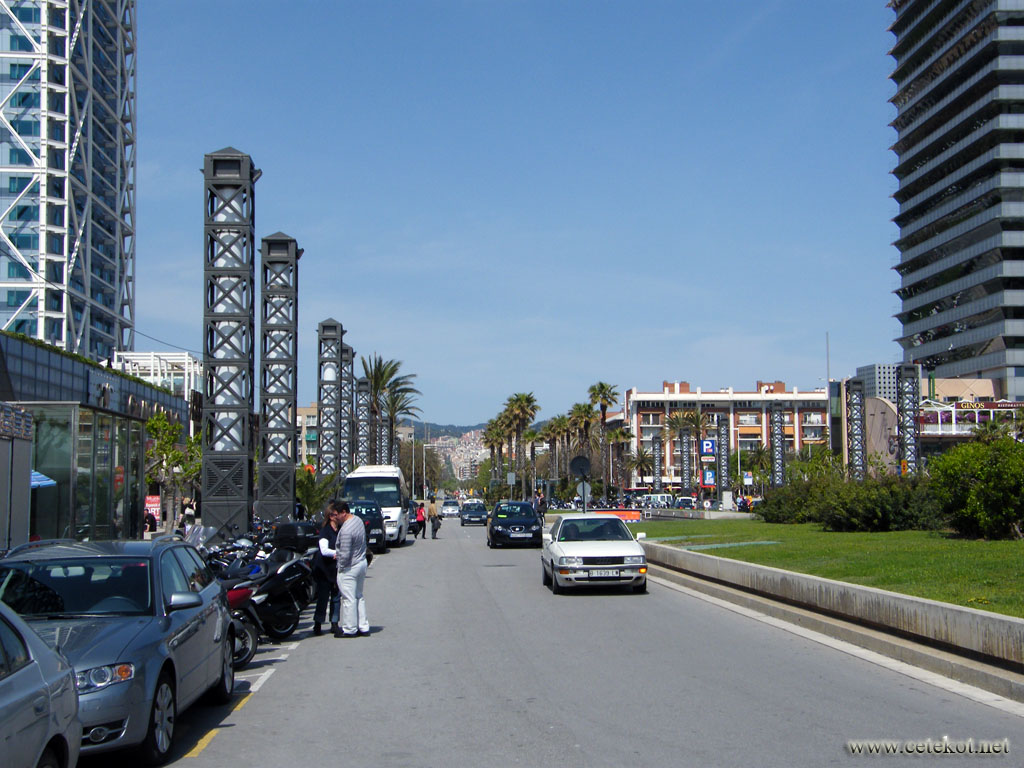 Барселона: продолжение улицы вдоль моря.