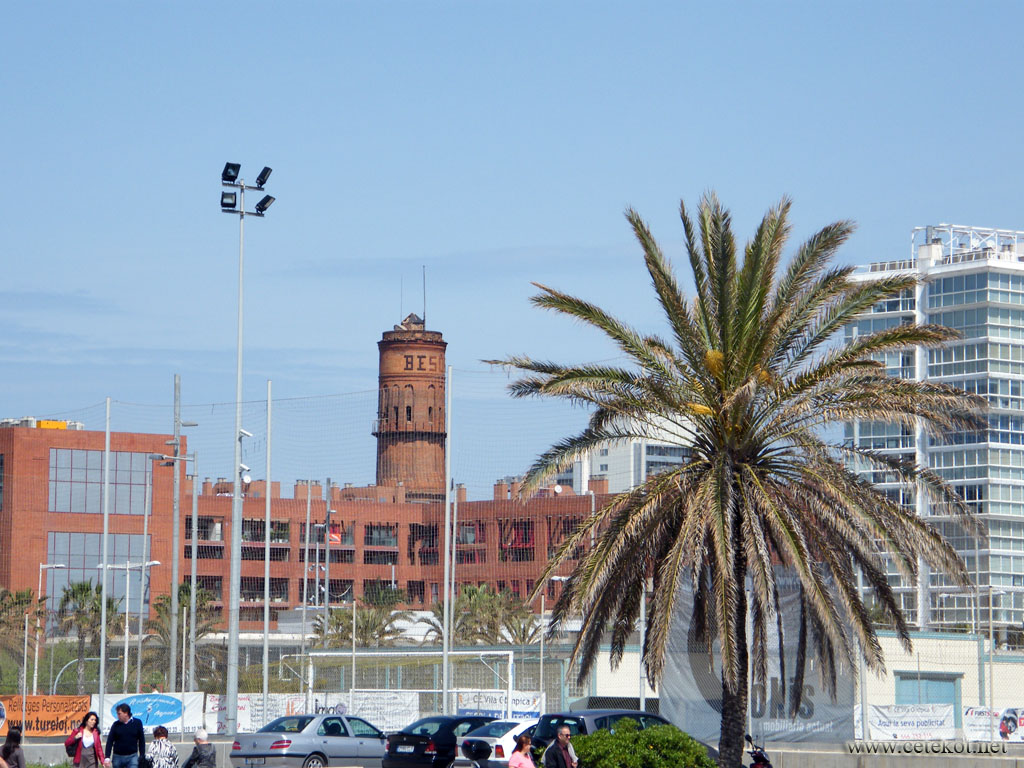 Барселона: переделанный в жильё завод.