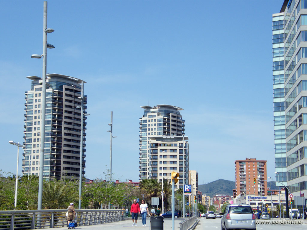 Барселона: почти что башни-близнецы.