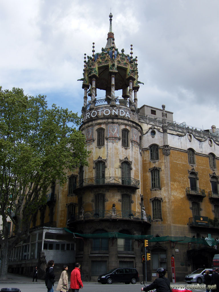 Барселона: Plaza Kennedy - остановка фуникулёра на Тибидабо.