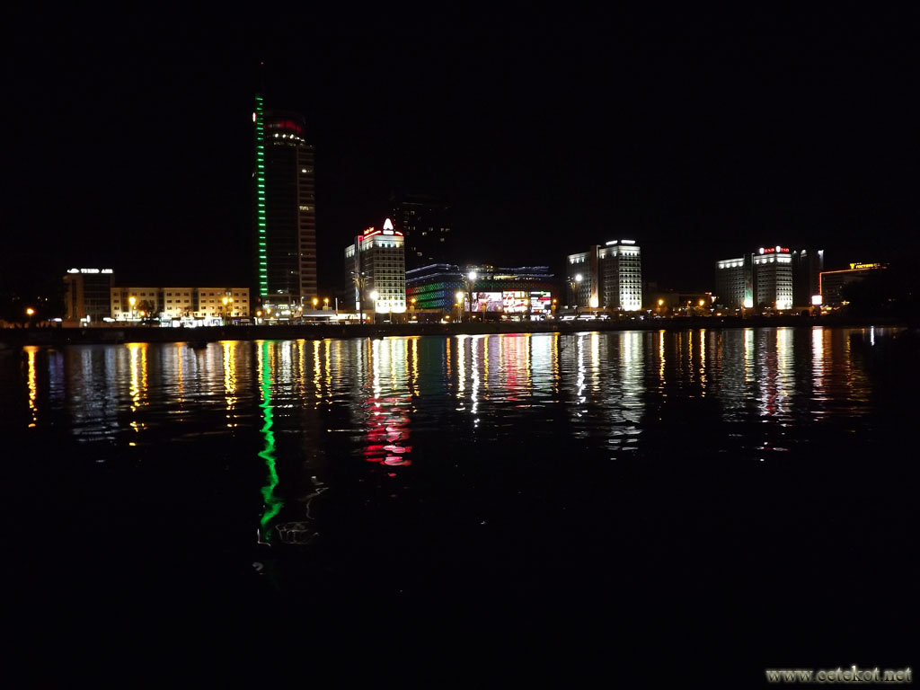 Ночной Минск: многоэтажная панорама проспекта Победителей.