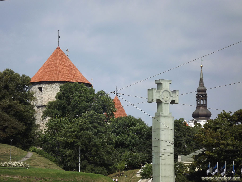 Таллин: монумент Победы и вид на старый город.