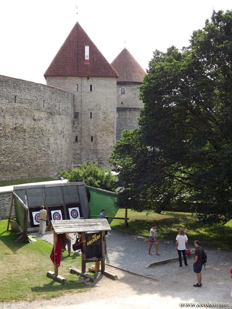 Таллин: лучники у крепостной стены.