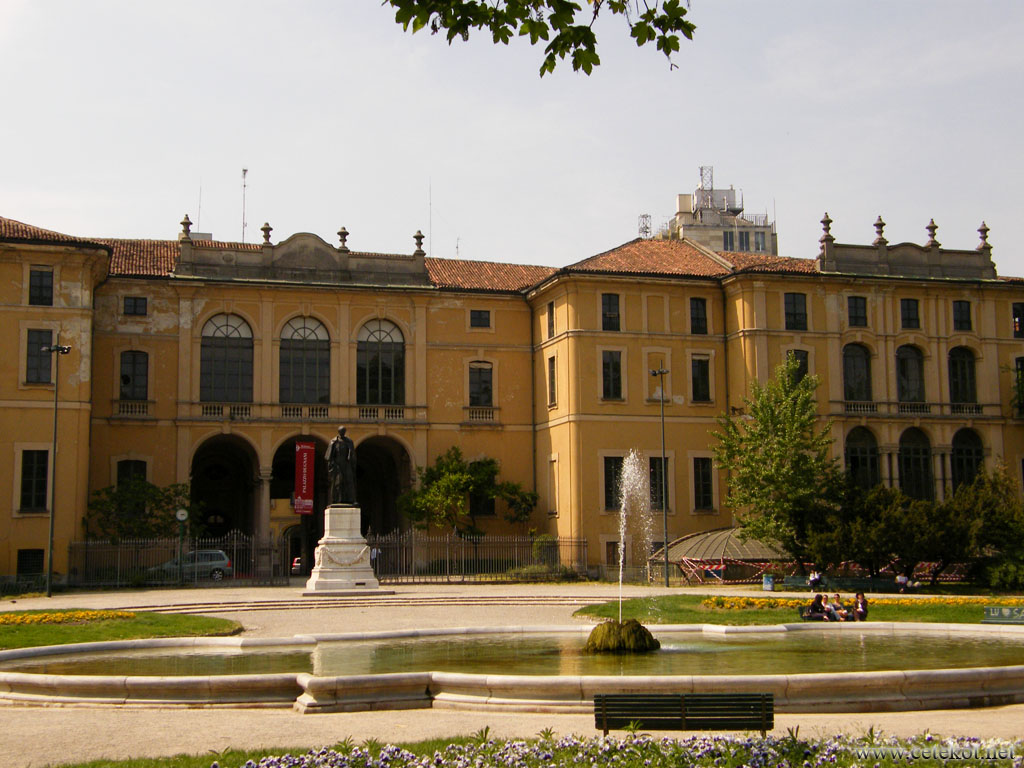 Милан: дворец в парке ( Palazzo Dugnani ).