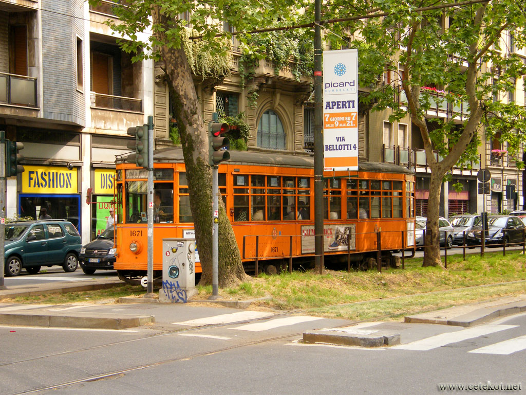 Милан: местный трамвай.