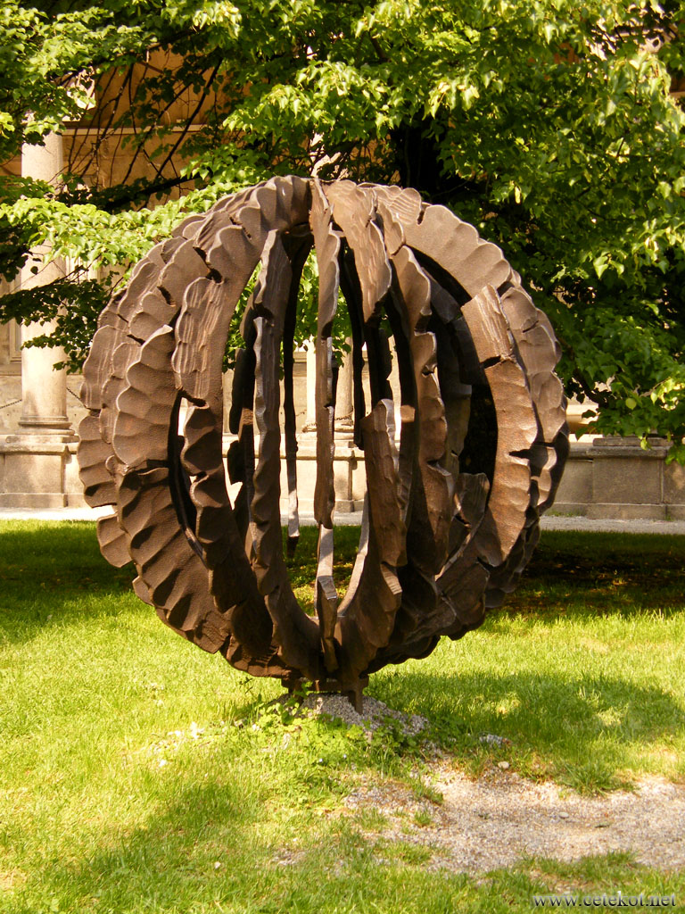 Милан: каменный цветок в круговой галлерее ( Rotonda della Besana ).