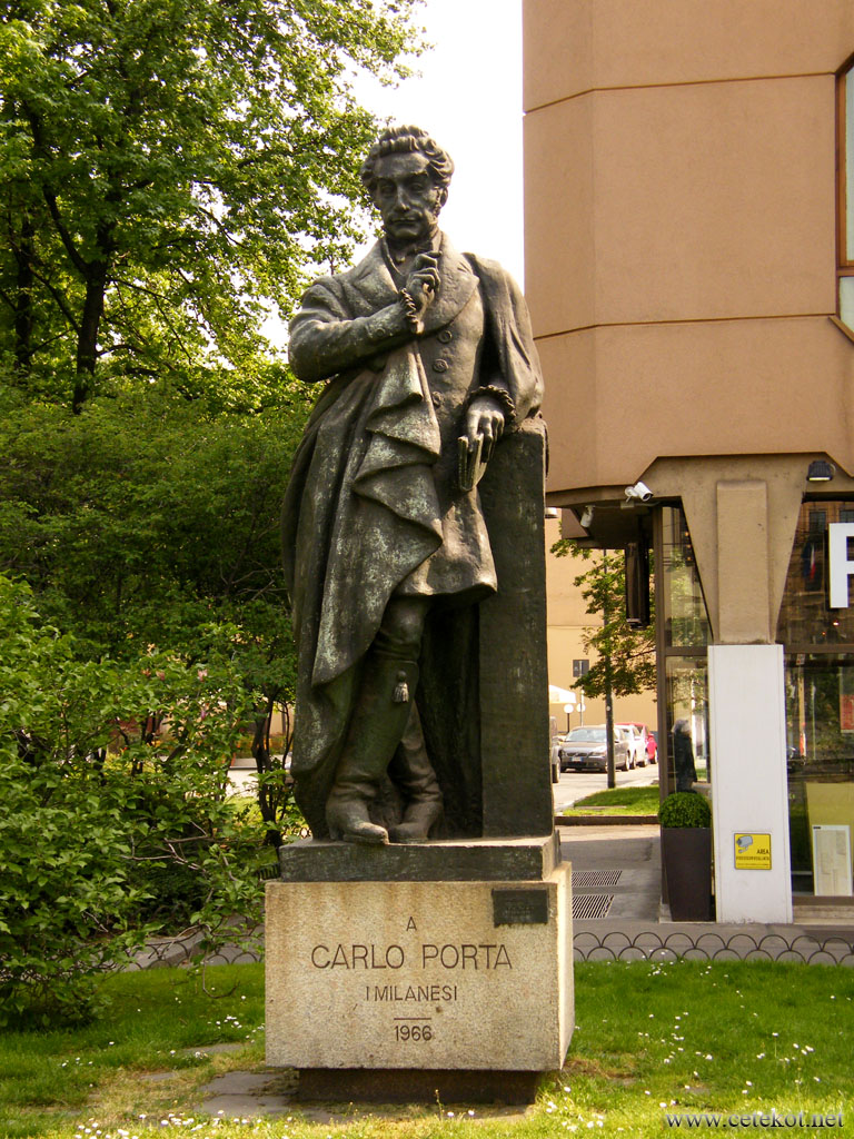 Милан: памятник поэту Карло Порта ( Carlo Porta ).