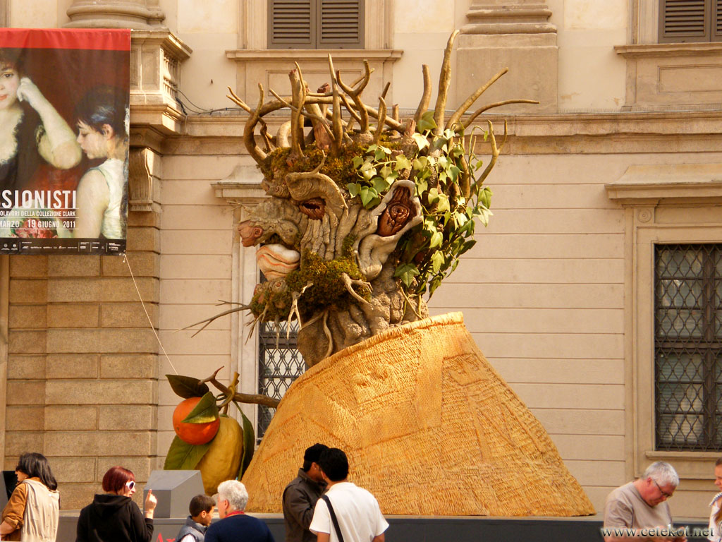 Милан: голова энта на площади Дуомо ( Plaza Duomo ).
