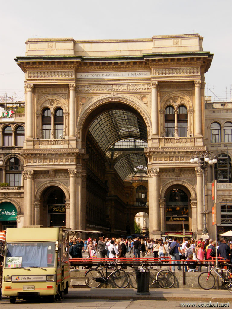 Милан: галерея Витторио Эмануэле II ( Galleria Vittorio Emanuele II ).