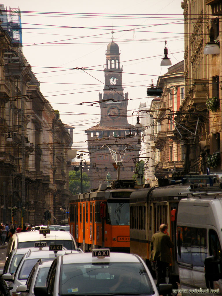 Милан: сети проводов над улицей.