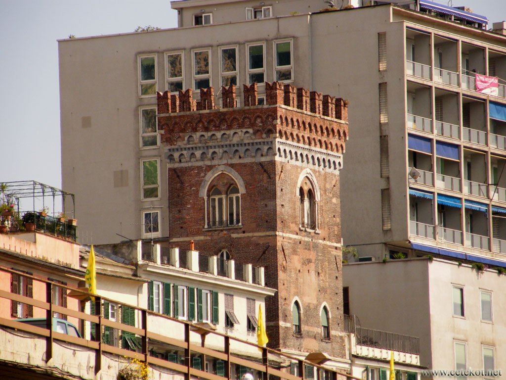 Генуя: башня прячется в домах.