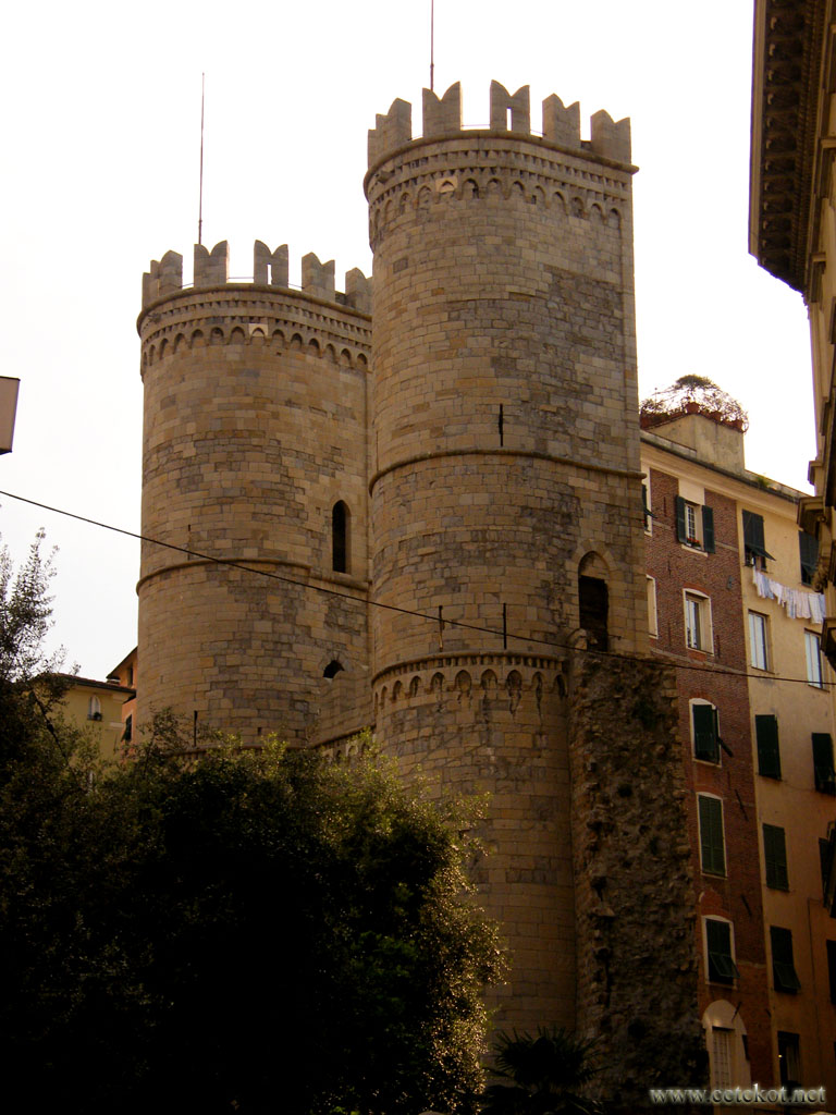Генуя: ворота Сопрана ( Porta Soprana ).