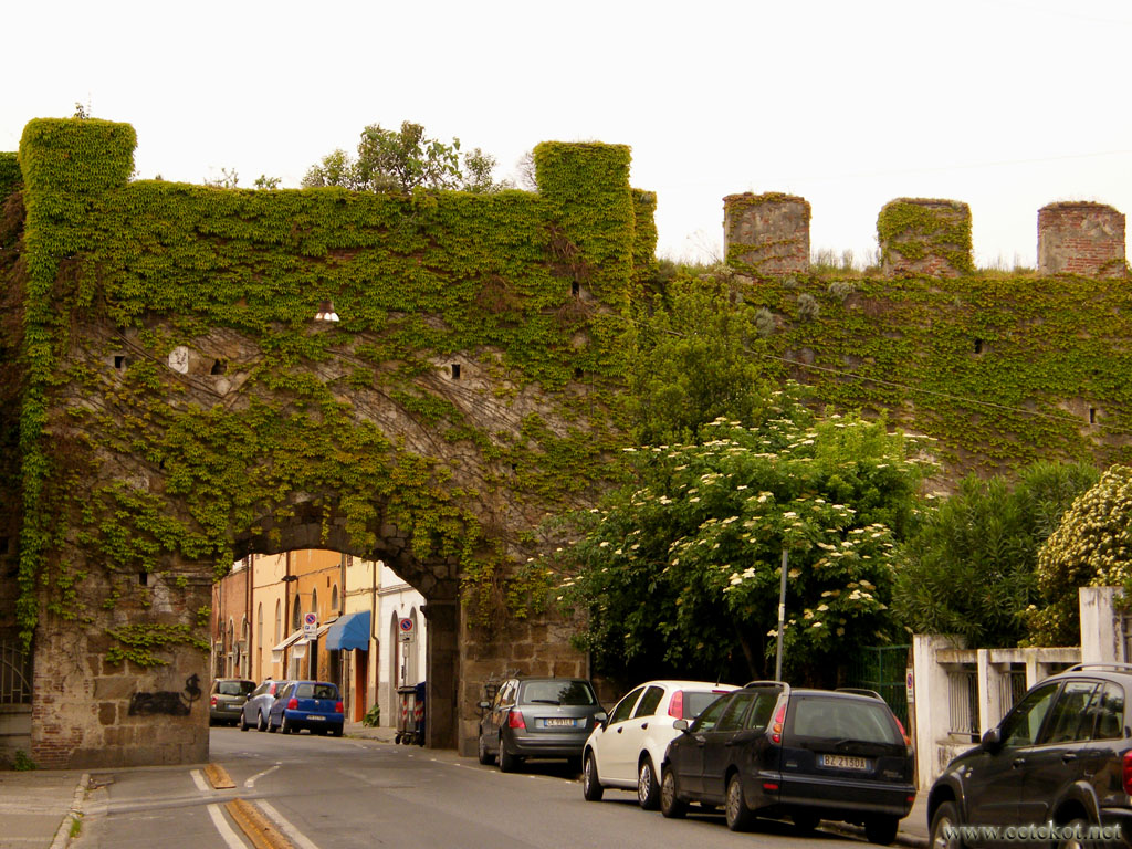 Пиза: ворота в старый город.