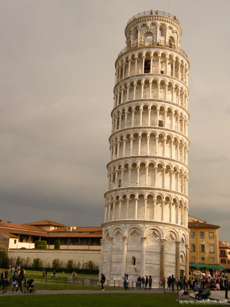 Пиза: знаменитая падающая башня.