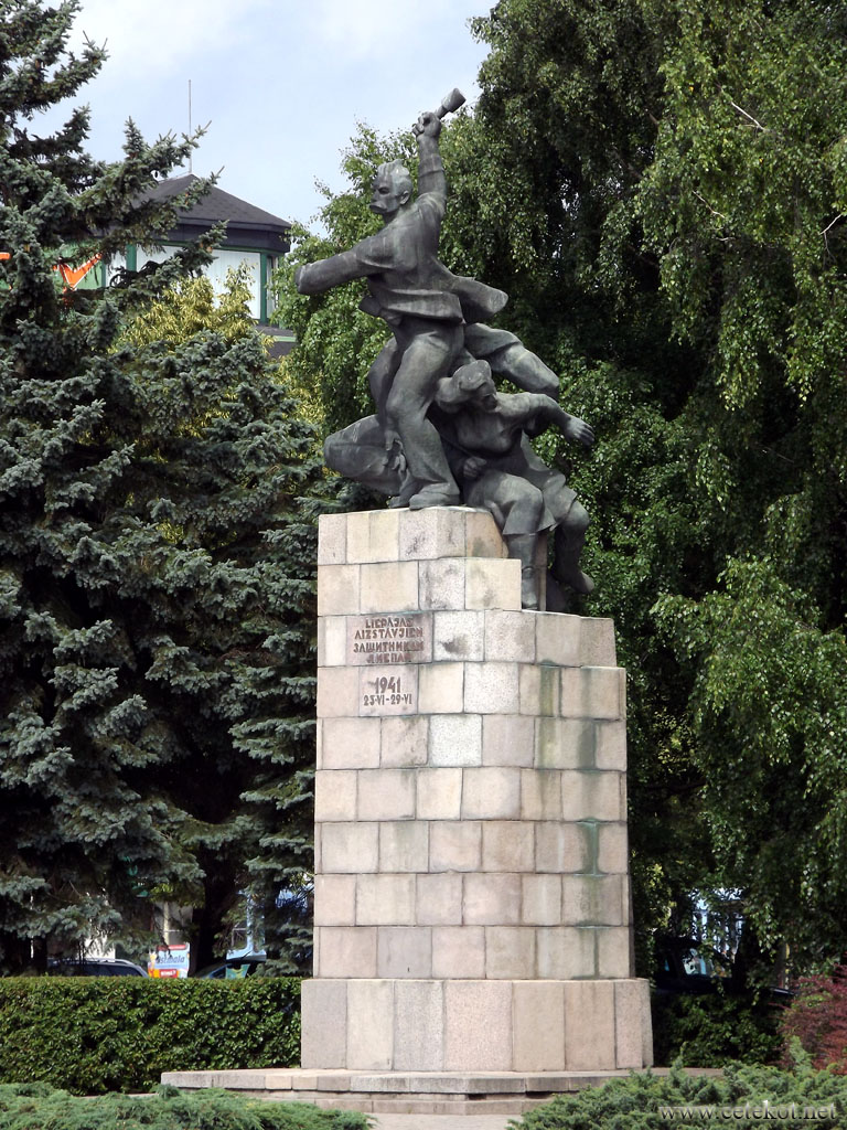 Лиепая: памятник защитникам города.