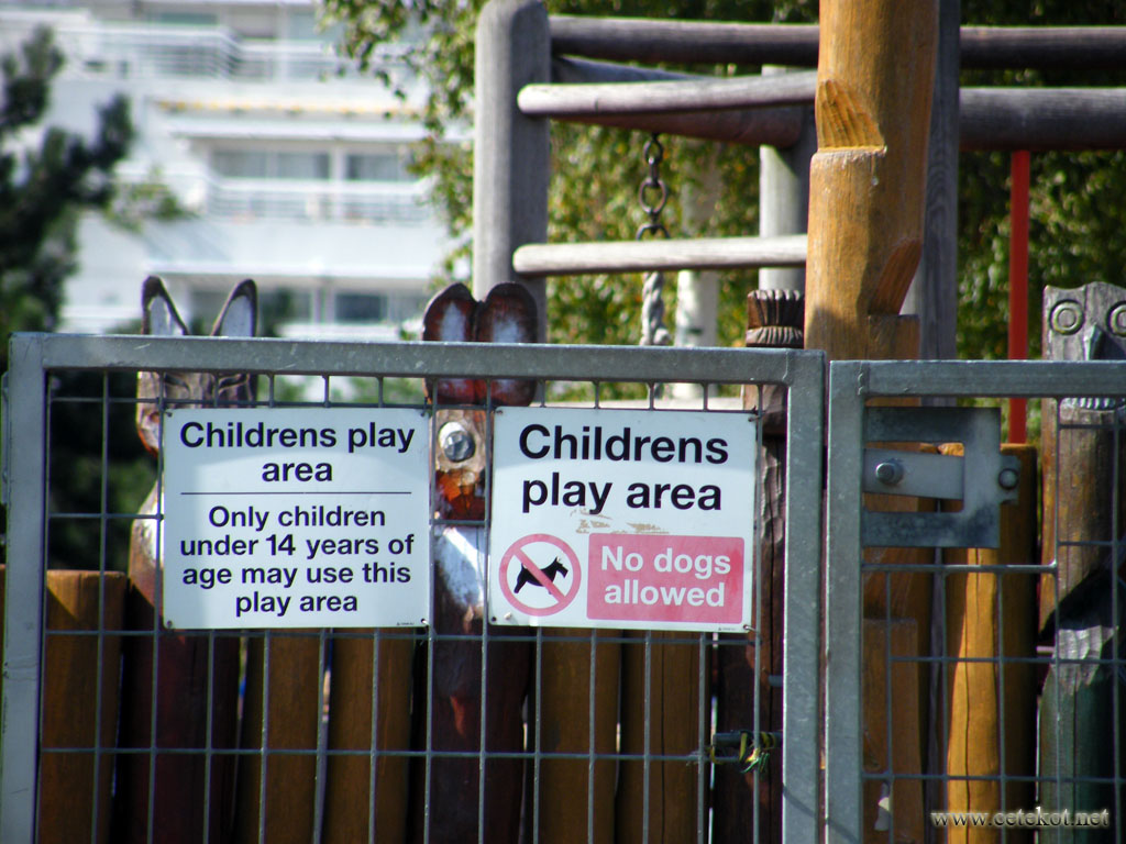 London: детская площадка в парке у Pontoon dock.