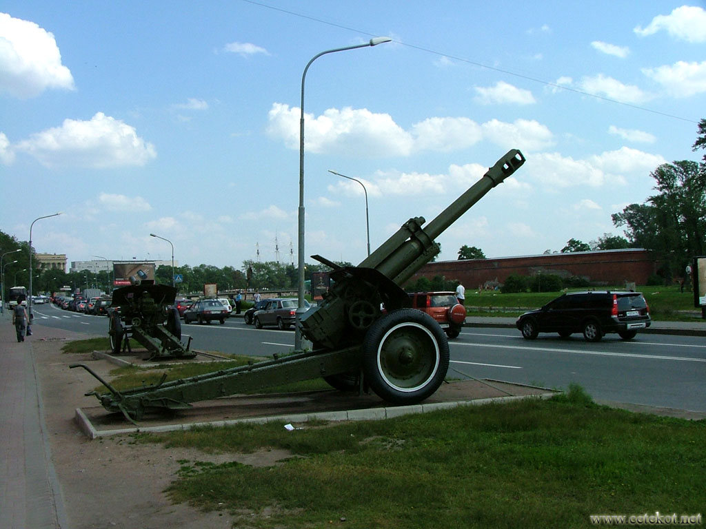 Питер, музей артиллерии: Д1, 152-мм гаубица образца 1943 года.