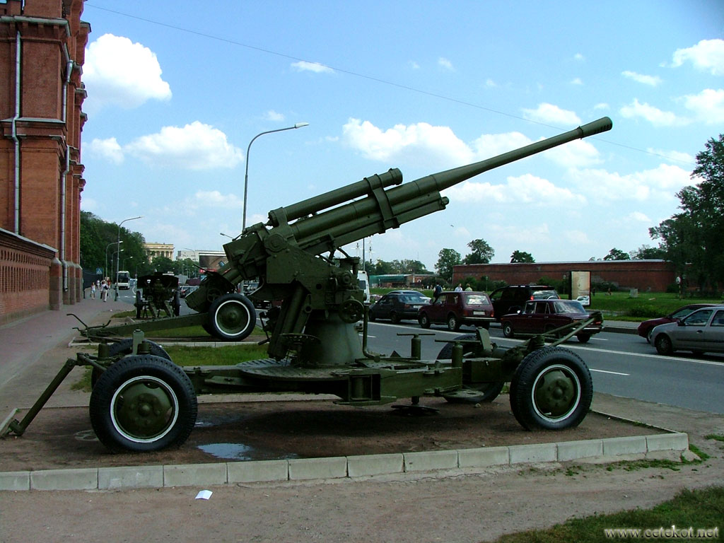 Питер, музей артиллерии: КС-12, 85-мм зенитное орудие.