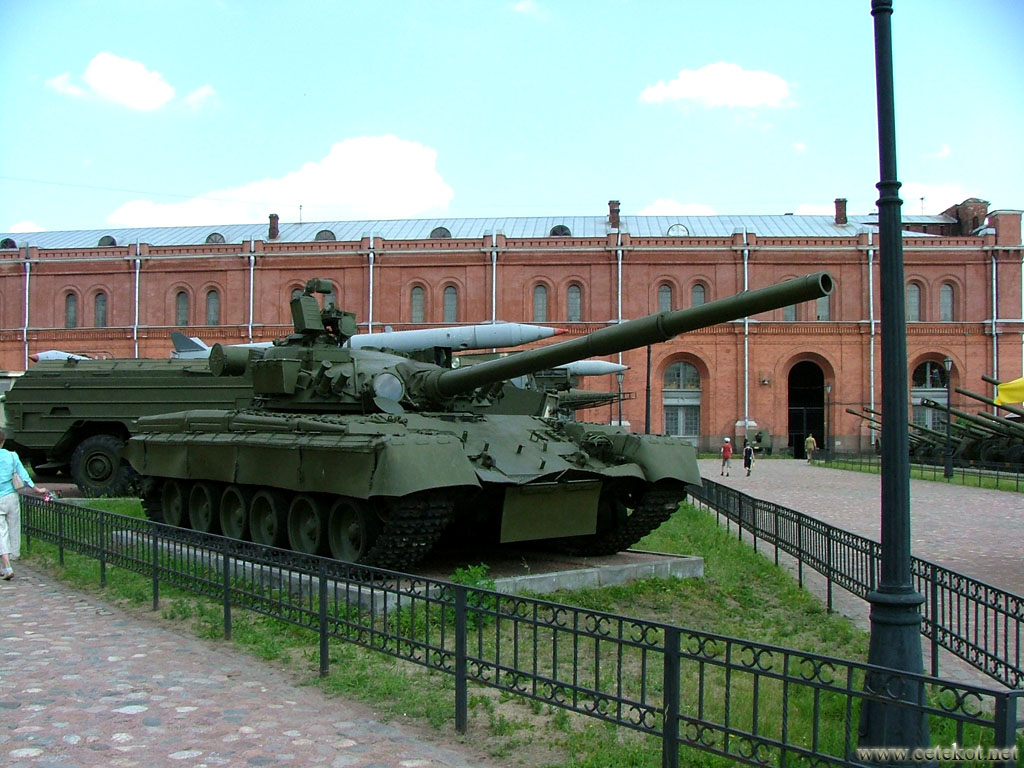 Питер, музей артиллерии: Т-80, основной боевой танк.