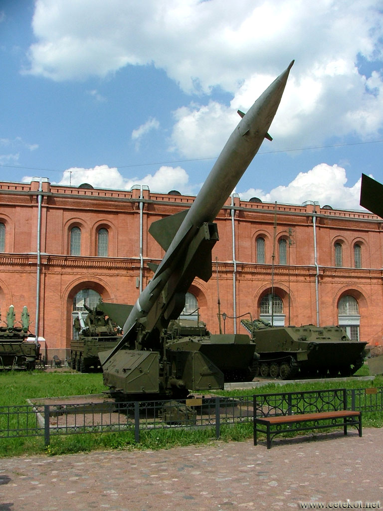 Питер, музей артиллерии: зенитная ракета В-750 на пусковой установке СМ-63 зенитно-ракетного комплекса С-75.