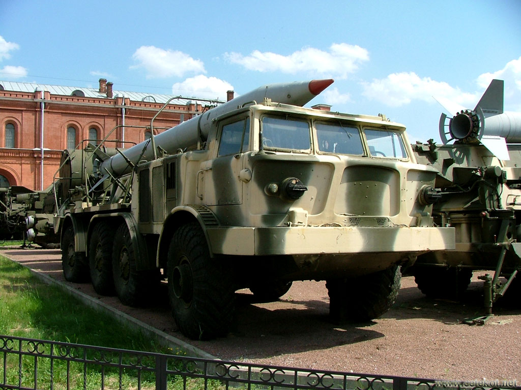 Питер, музей артиллерии: ТМ ( транспортная машина ) 9Т29 с одной ракетой, часть комплекса 9К52 Луна-М.