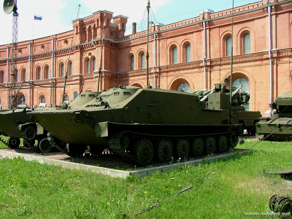 Питер, музей артиллерии: командно-штабная машина БТР-50 ПУ.