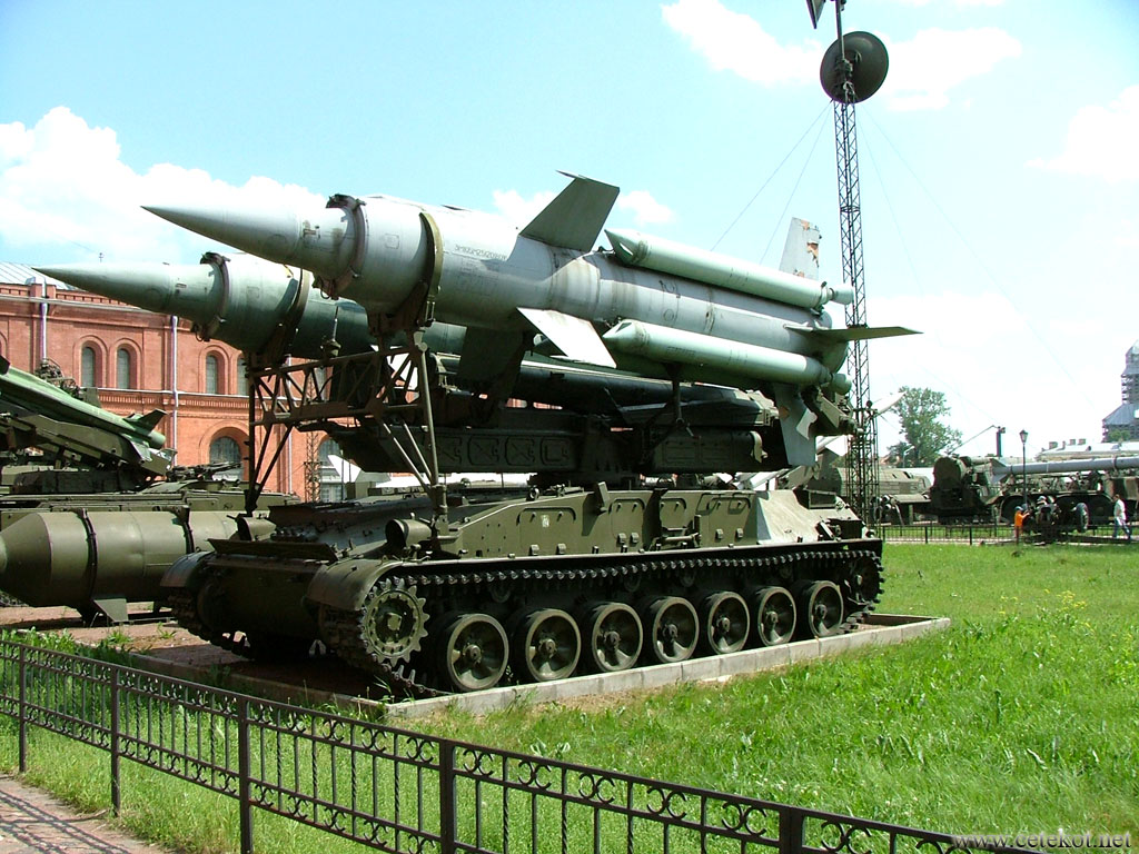 Питер, музей артиллерии: пусковая установка 2П24 с двумя ракетами 3М8 зенитно-ракетного комплекса Круг.