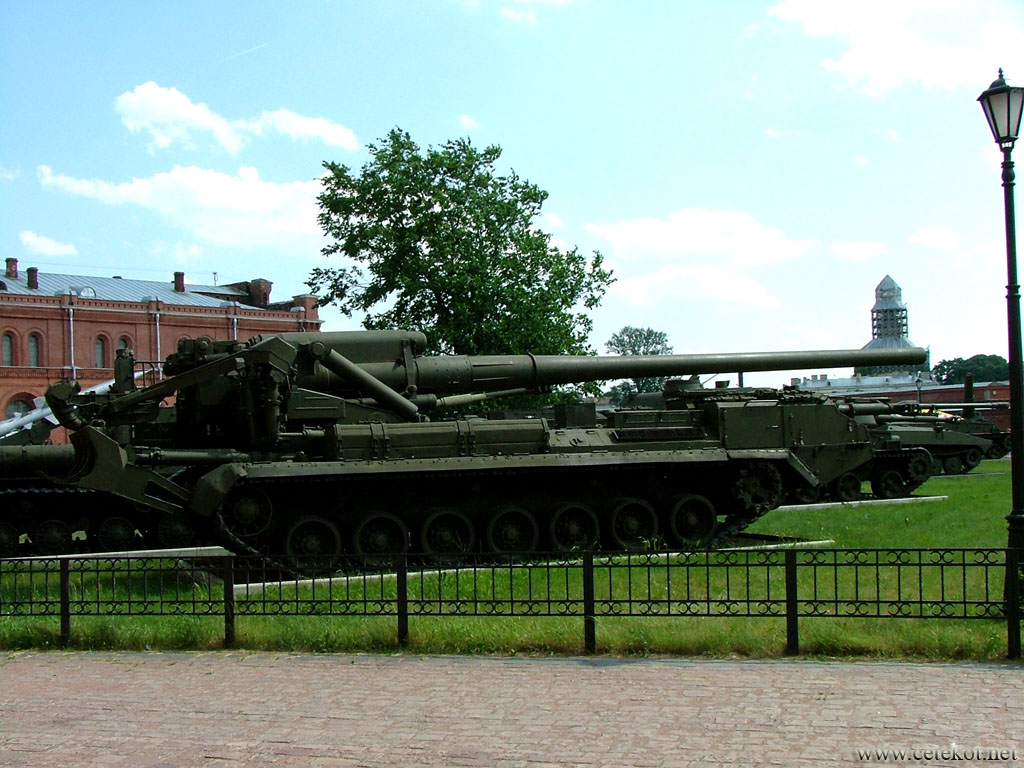 Питер, музей артиллерии: Пион, 203-мм самоходная пушка 2С7.