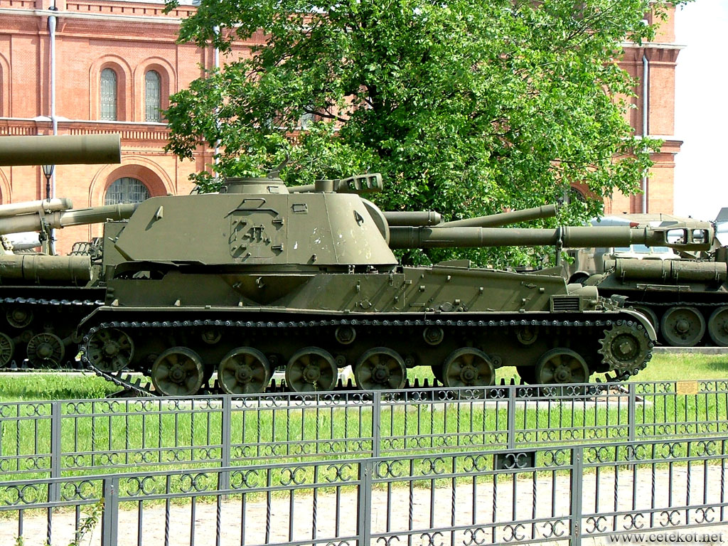 Питер, музей артиллерии: Акация, 152-мм самоходная гаубица 2С3.
