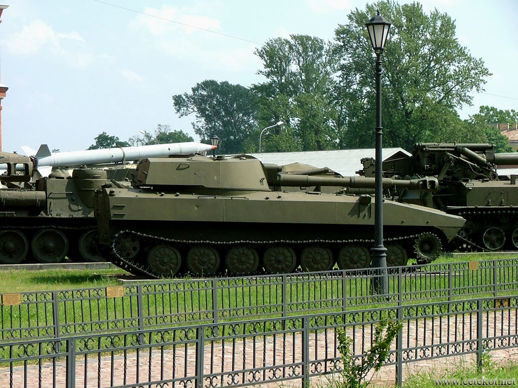 Питер, музей артиллерии: Гвоздика, 122-мм самоходная гаубица 2С1.