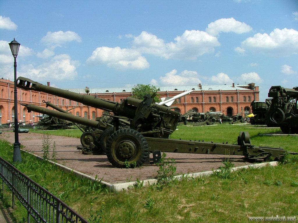 Питер, музей артиллерии: 152-мм гаубица.