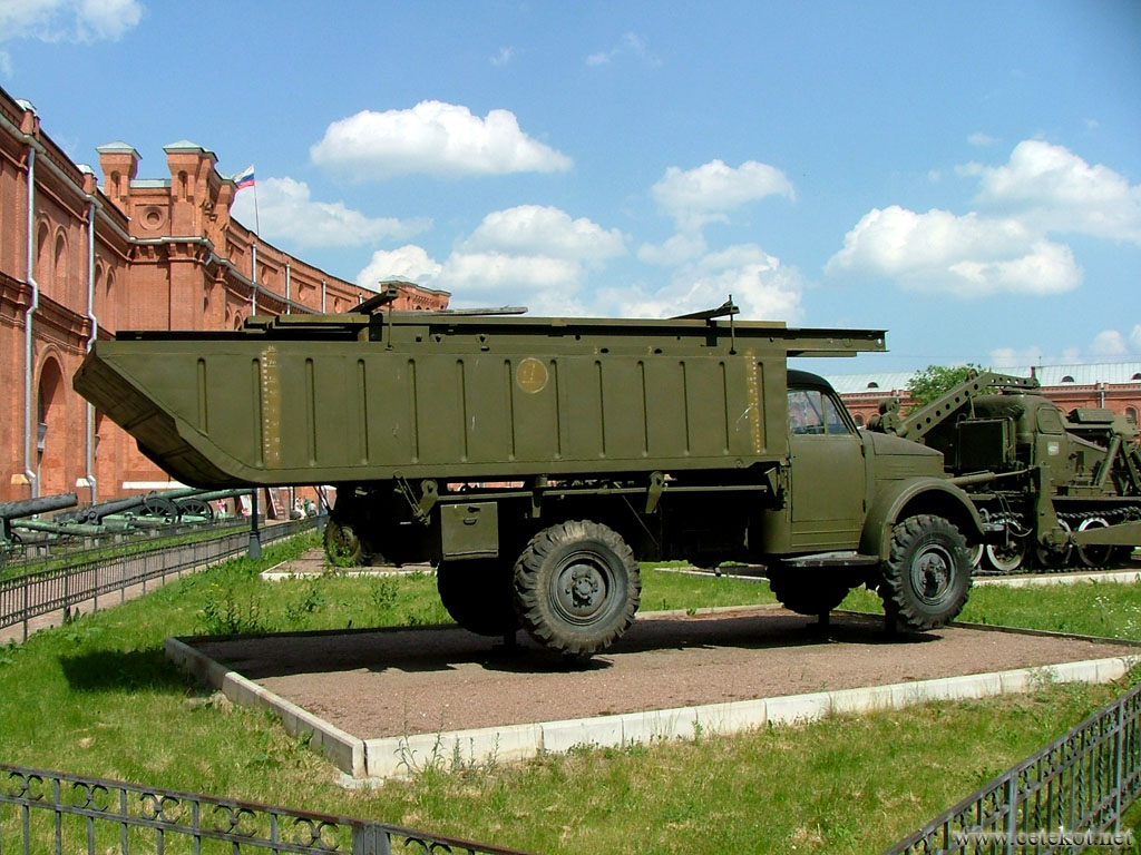 Питер, музей артиллерии: ГАЗ-63 с носовым понтоном из легкого понтонного парка ЛПП.
