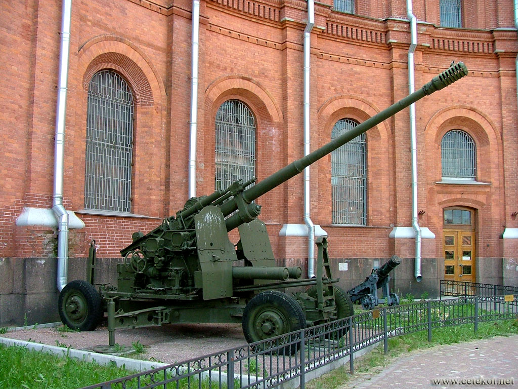 Питер, музей артиллерии: КС-19, 100-мм зенитная пушка.