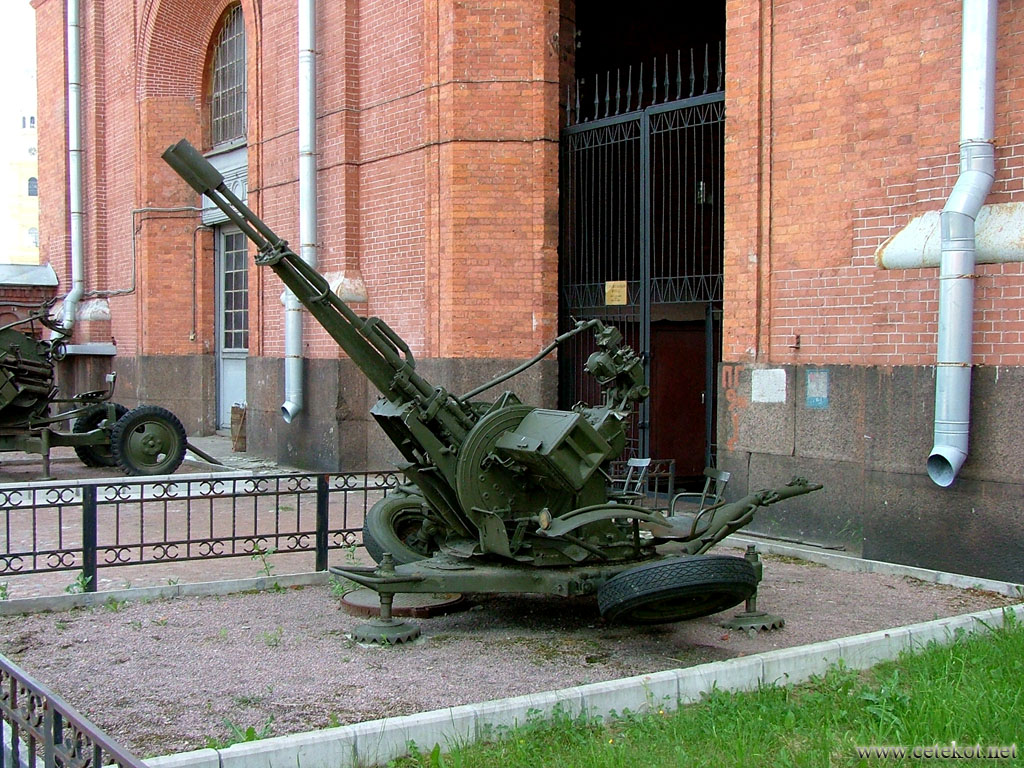Питер, музей артиллерии: ЗУ-23, 23-мм спаренная зенитная установка.