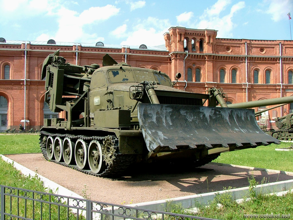 Питер, музей артиллерии: МДК-2, машина для отрывки котлованов.