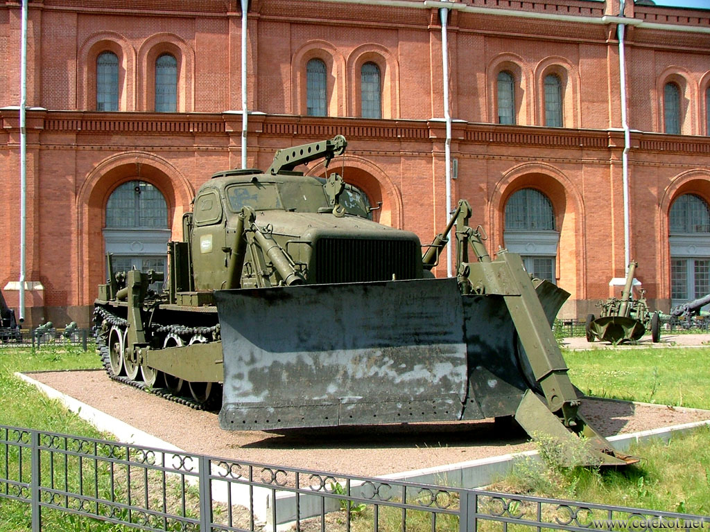 Питер, музей артиллерии: БАТ-М, путепрокладчик.