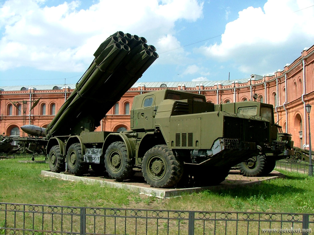 Питер, музей артиллерии: Смерч, машина 9А52 300-мм реактивной системы залпового огня 9К58.