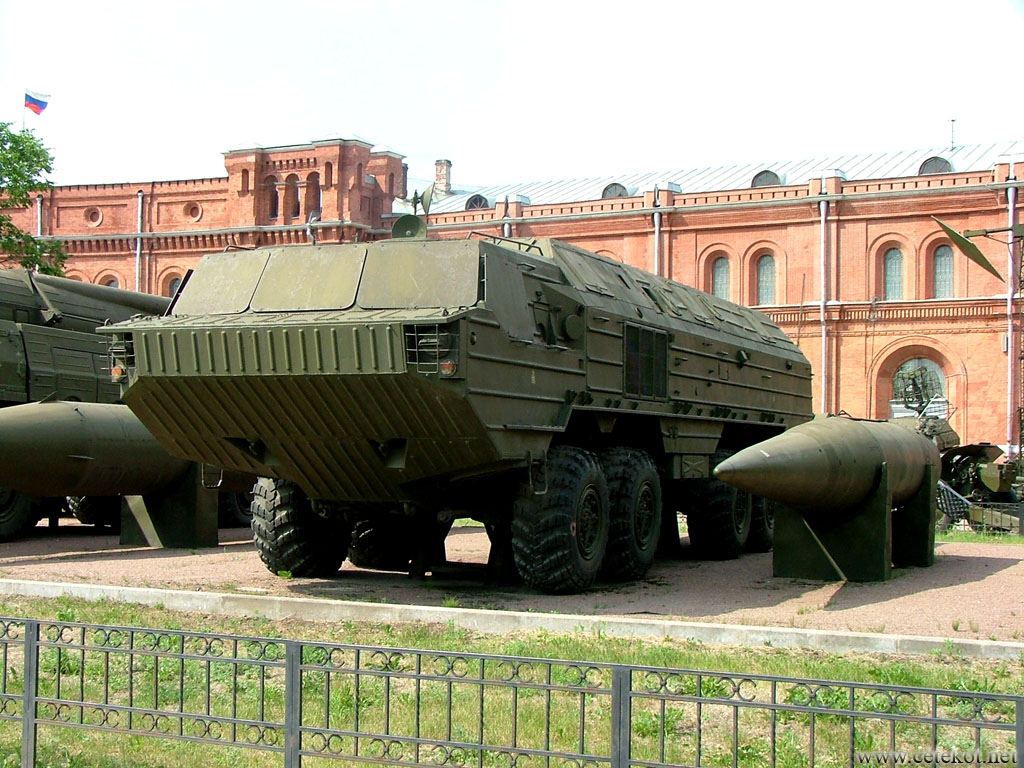 Питер, музей артиллерии: пусковая установка 9П71 с ракетой 9М714 ракетного комплекса 9К714 Ока