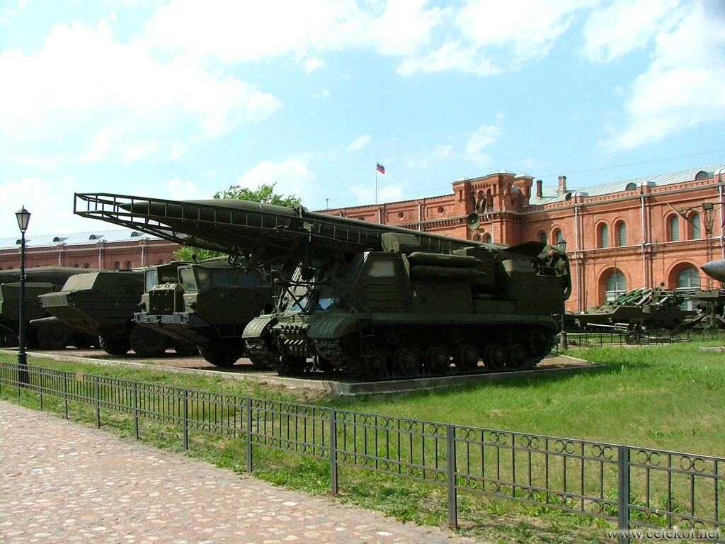 Питер, музей артиллерии: пусковая установка 2П19 с ракетой 8К14 ракетного комплекса 9К72.