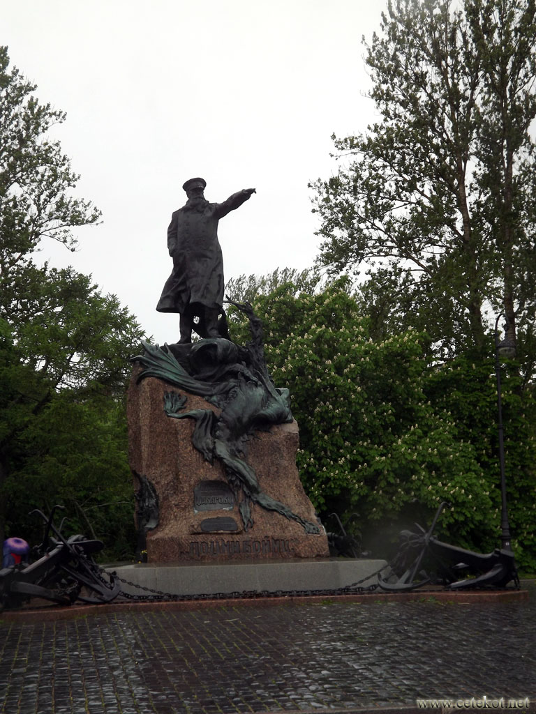 Кронштадт: памятник адмиралу Макарову.