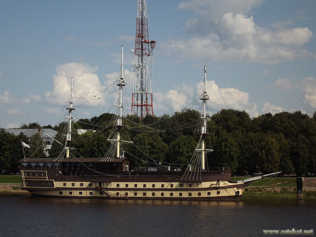 Новгород: корабль-ресторан.