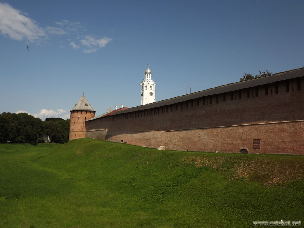 Новгород: кремль, Митрополичья башня со стеной и церковью Сергия Радонежского.