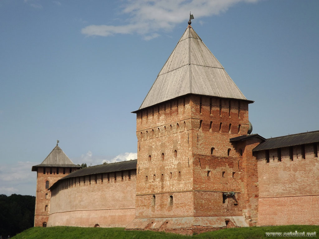 Новгород: кремль, Покровская и Златоустовская башни.