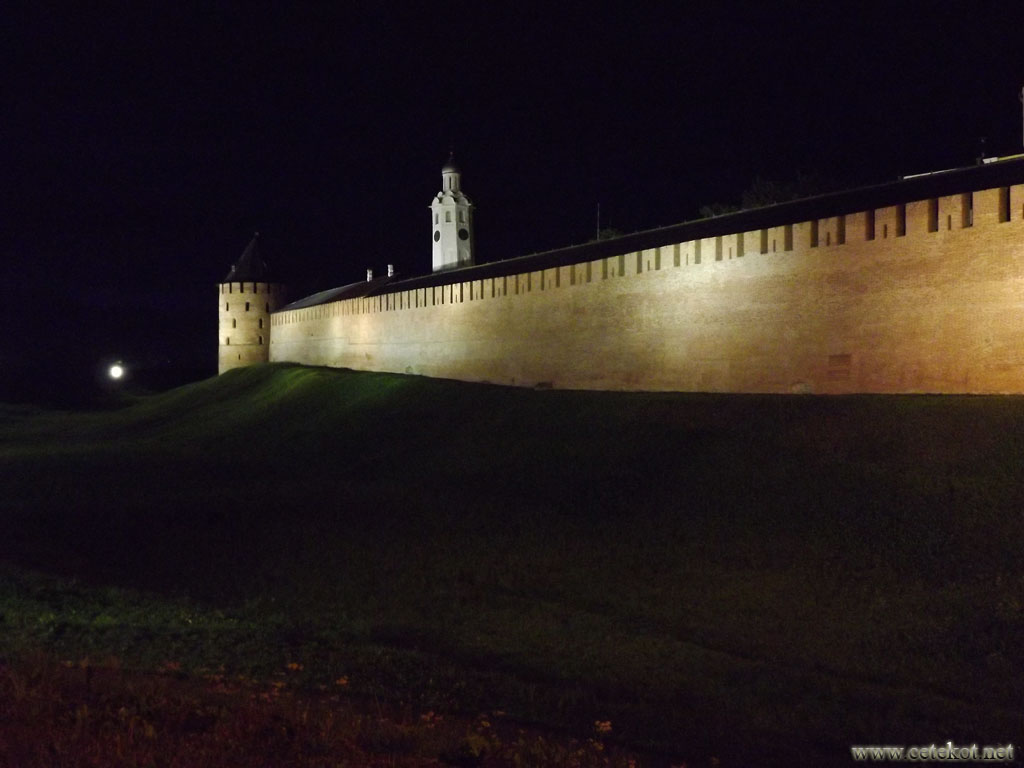 Новгород: ночной кремль с Митрополичьей башней.