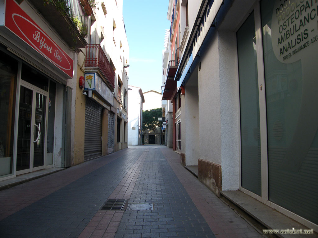 Зимный Lloret de Mar. Пустые улицы, закрытые магазины. Зима.