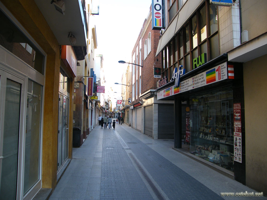 Зимный Lloret de Mar. Пустые улицы, закрытые магазины. Зима.
